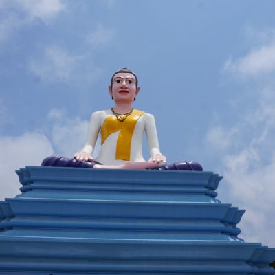 Ein Riesen Buddha auf einem der Gipfel