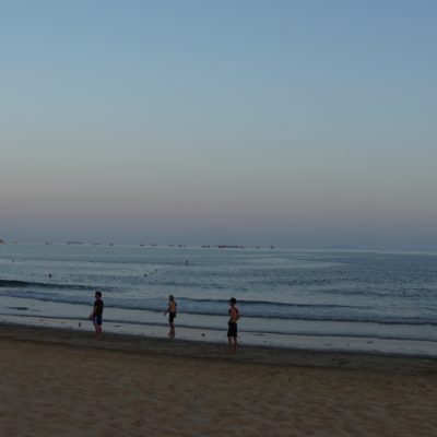 Der Strand. In der Zeit von 08:00 bus 17:00 Uhr menschenleer, da zu heiss