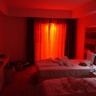 Unser Zimmer mit Neon Porno Beleuchtung von Aussen