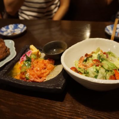 Tebasaki (gebratene Hähnchenflügel), Maguro yukke (Thunfischtatar), Salada to ebi (Salat mit Garnelen)