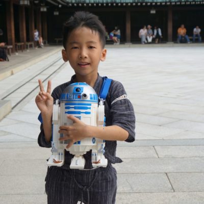 Star Wars in Tokyo. Hier ein kleiner Bengel aus Taiwan mit unserem freund C3PO