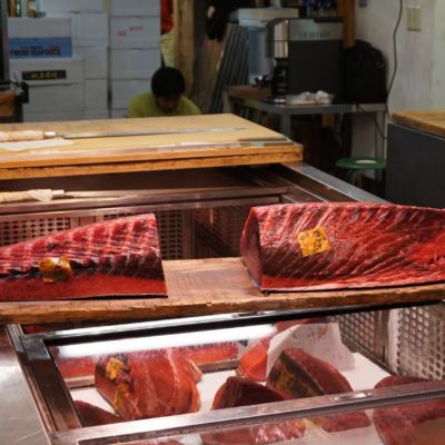 Ein nicht unumstrittener Japaner hat zur alljährlichen Thunfischauktion EUR 108.500 für einen Fisch uf den Tisch geblättert. Die Preise sind pervers hoch.