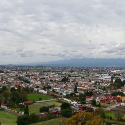 Blick von der Pyramide auf den leider teilweise verdeckten - aktiven und schneebedeckten Vulkan - Popocatépetl.