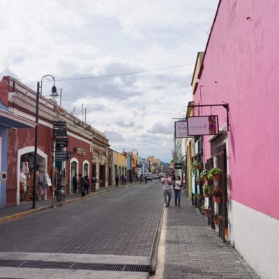 Innenstadt von Cholula. So haben wir uns Mexiko vorgestellt. Entspannt und schön bunt ( unter anderem ).
