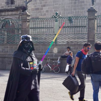 Lord Vader auf Stöckelschuhen ( Die roten High Heels sind leider nicht mit auf dem Bild... )