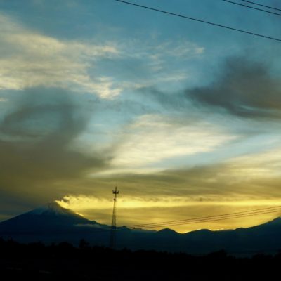 Toller Sonnenuntergang. Links der halb schneebedeckte Popocatépetl. Der Kollege qualmt auch ein wenig. Toller Anblick.