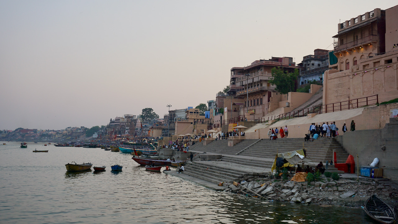 Ankunft in Varanasi ( ex Prayagraj ) im bunten Video